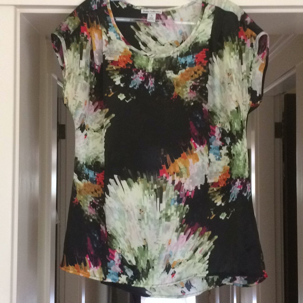 Sheer flowered top. Dalia Collection.